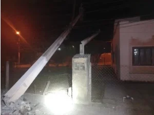 Motorista embriagado colide caminhonete contra poste e é detido em Brusque