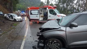 Colisão entre dois carros deixa três pessoas feridas na BR-282 em Alfredo Wagner