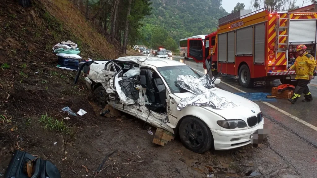 Colisão entre dois carros deixa três pessoas feridas na BR-282 em Alfredo Wagner
