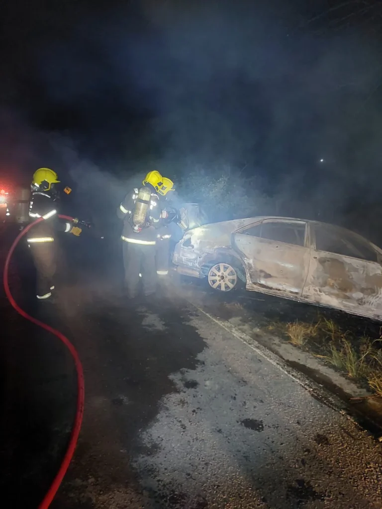 Carro pega fogo após colisão com árvore na SC-114, em Taió