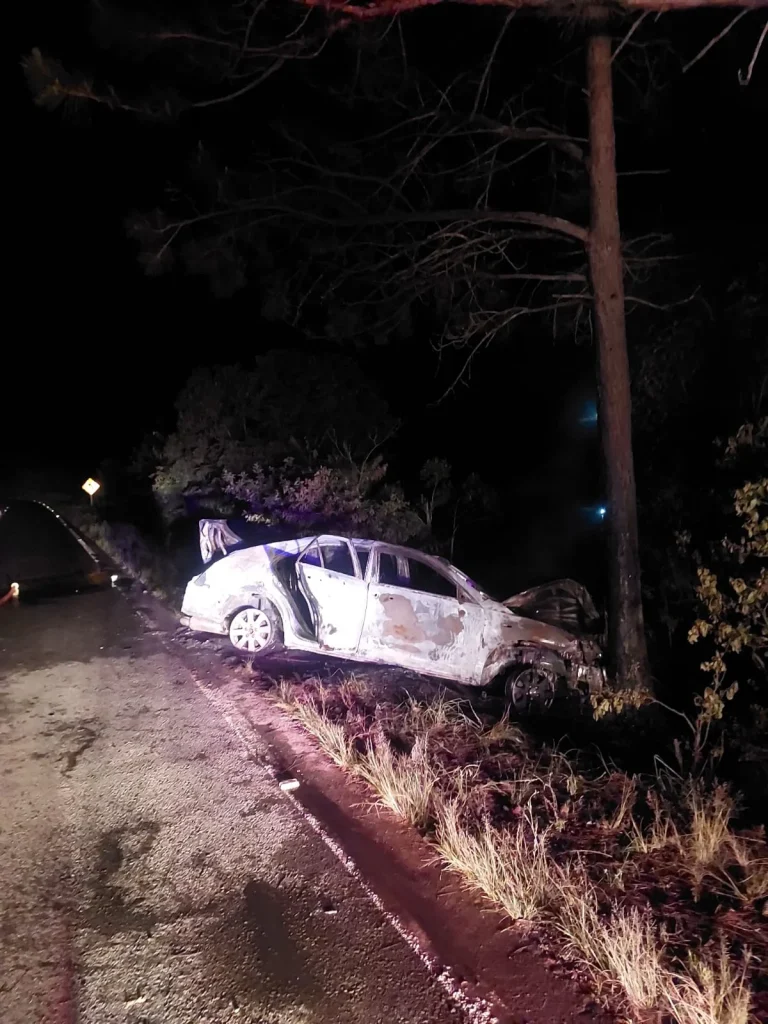 Carro pega fogo após colisão com árvore na SC-114, em Taió