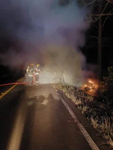 Carro pega fogo após colisão com árvore na SC-114, em Taió