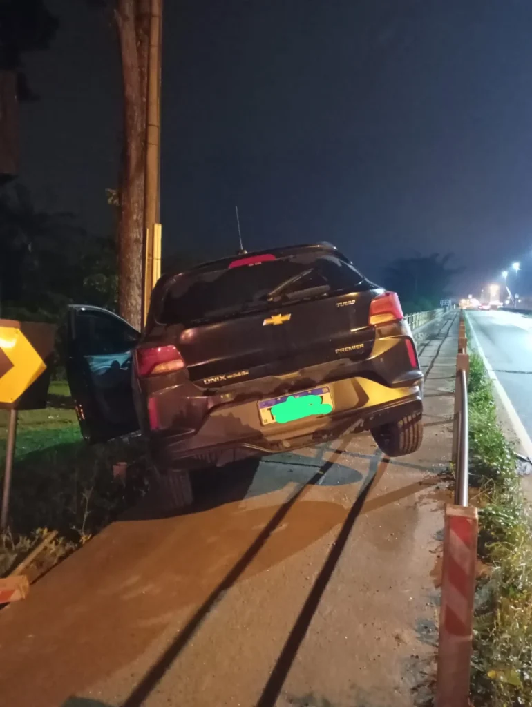 Motorista colide veículo contra cabeceira de ponte na BR-470 em Ascurra