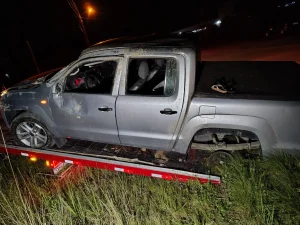 Três pessoas ficam feridas após caminhonete capotar na SC-350, em Aurora