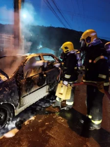 Carro com sistema de GNV pega fogo em Rio do Sul durante a madrugada