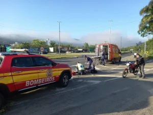 Jovem de 18 anos fica ferido após colisão entre moto e carro em Rio do Sul