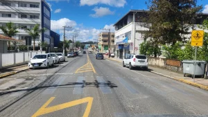 Prefeitura instala nova faixa elevada na rua XV de Novembro em Rio do Sul