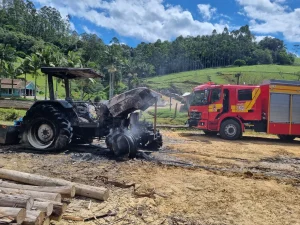 Trator pega fogo em galpão e mobiliza bombeiros em Rio do Oeste
