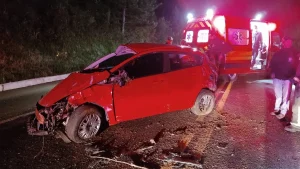 Motorista fica ferido após carro sair da pista e bater em barranco na BR-282 em Lages
