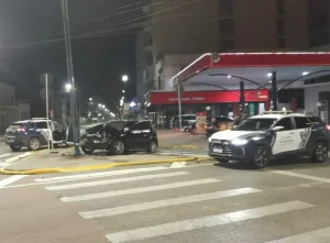 Jovem tenta atropelar policial e bate o carro ao tentar fugir da abordagem em Rio do Sul