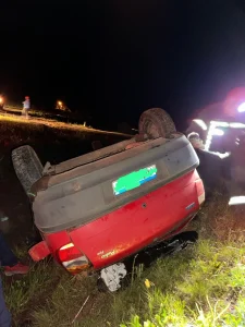 Motorista fica ferido após capotamento na BR-282
