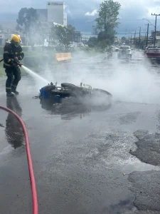 Bombeiros combate incêndio em motocicleta após acidente na Serra Catarinense