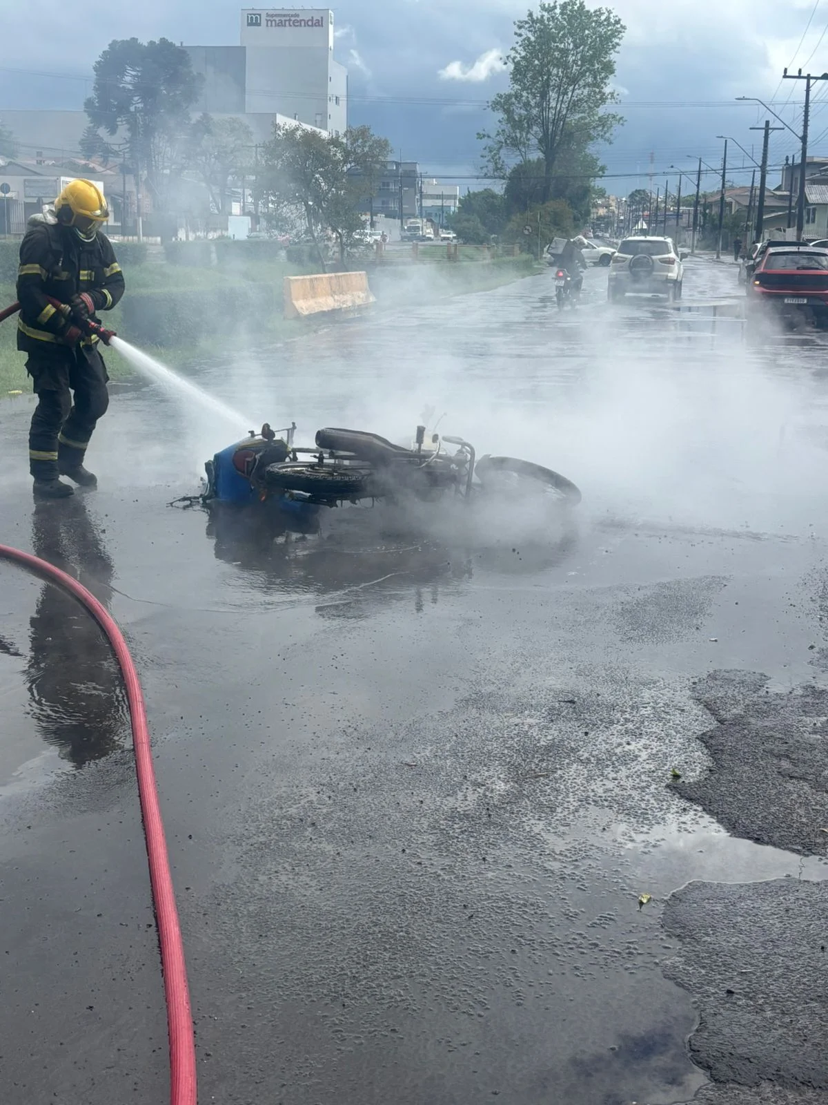 Bombeiros combate incêndio em motocicleta após acidente na Serra Catarinense