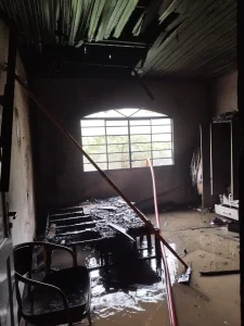 Bombeiros controlam incêndio em residência no bairro Jardim América, em Rio do Sul