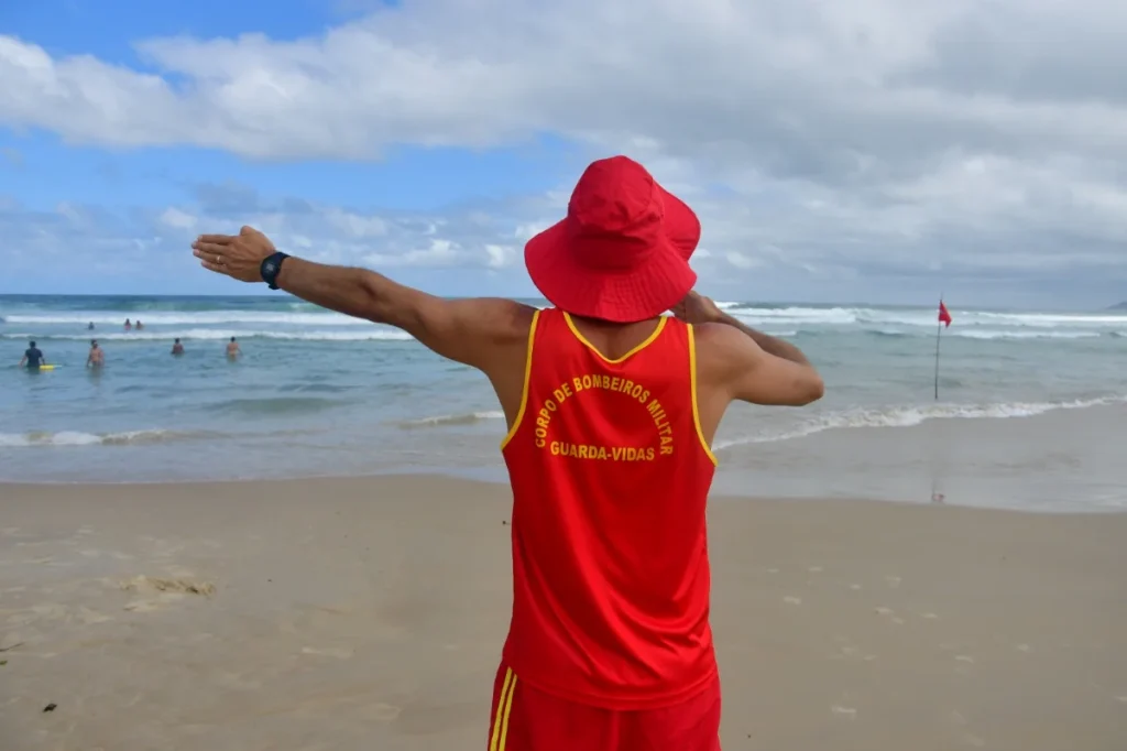 CBMSC inicia pré-temporada da Estação Verão 2025/2026 com a abertura de postos guarda-vidas