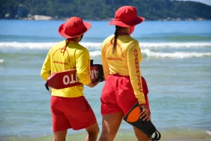 CBMSC inicia pré-temporada da Estação Verão 2025/2026 com a abertura de postos guarda-vidas