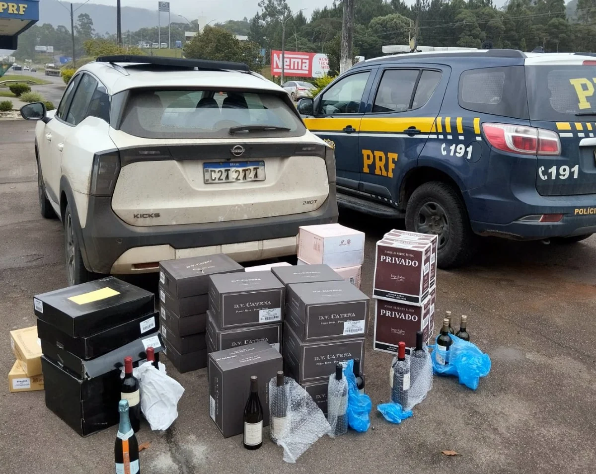 Motorista tenta fugir de abordagem em Rio do Sul, mas é flagrado com 178 garrafas de vinho na BR-470