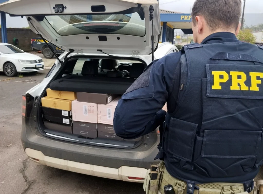 Motorista tenta fugir de abordagem em Rio do Sul, mas é flagrado com 178 garrafas de vinho na BR-470