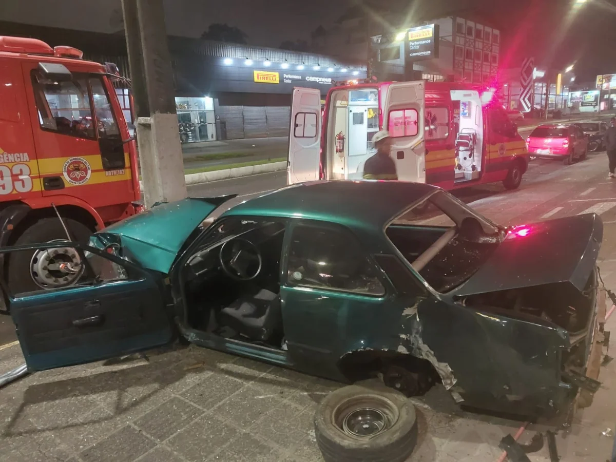 Motorista fica ferido após colidir Chevette contra poste em Lages