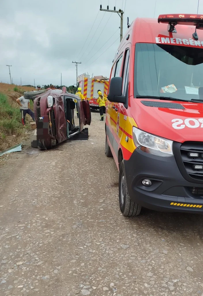 Homem de 64 anos fica preso em veículo após capotamento em Vidal Ramos