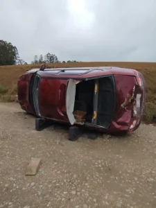 Homem de 64 anos fica preso em veículo após capotamento em Vidal Ramos