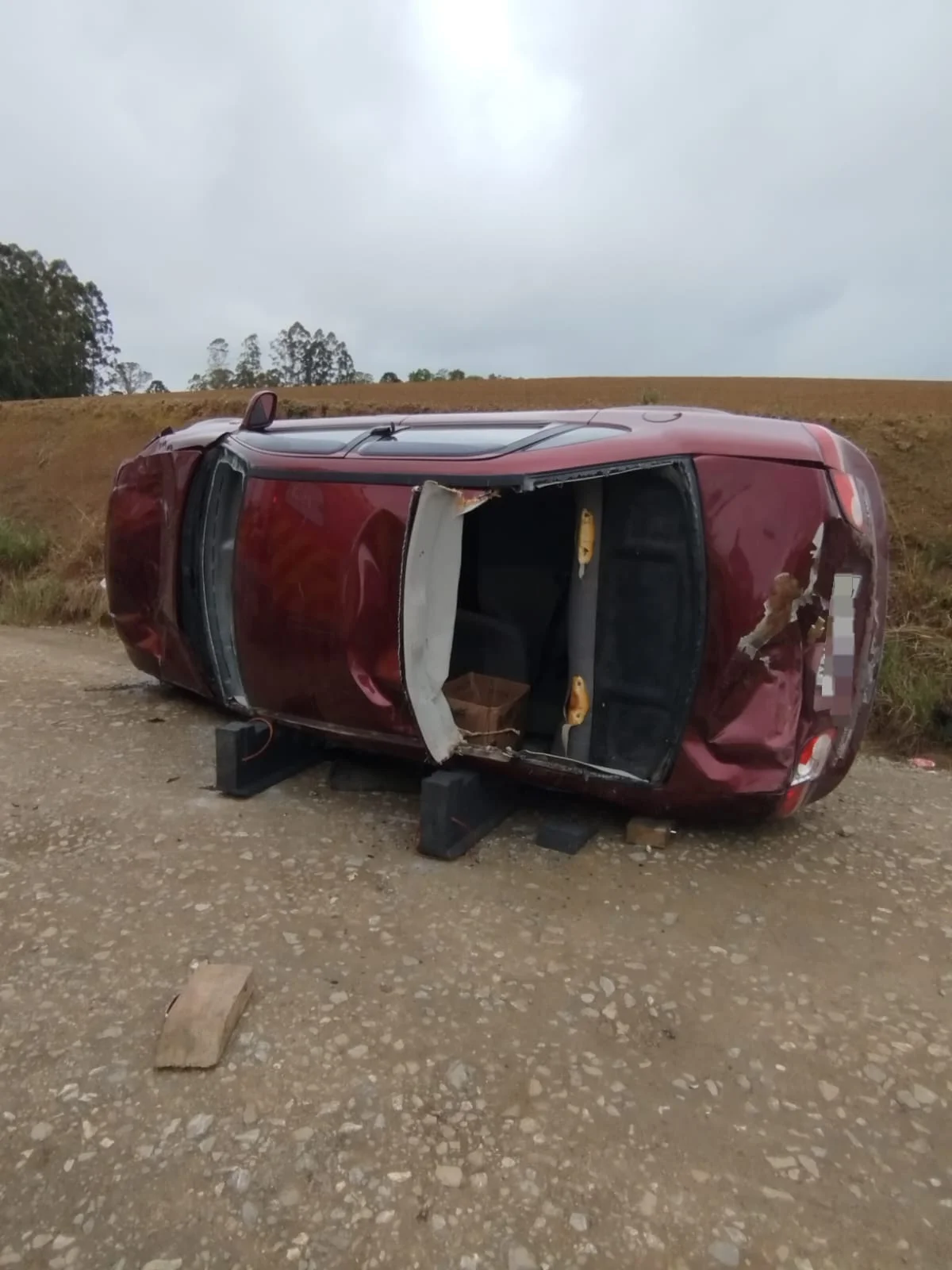 Homem de 64 anos fica preso em veículo após capotamento em Vidal Ramos