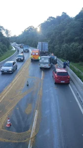 Colisão entre van e caminhão é registrada na BR-282, na Serra Catarinense