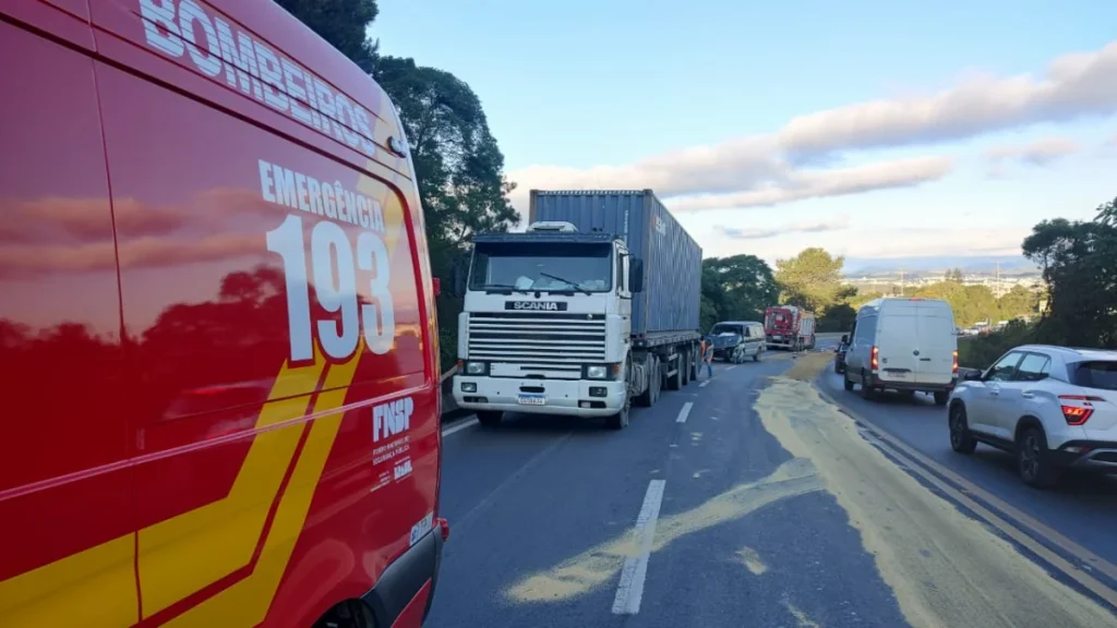 Colisão entre van e caminhão é registrada na BR-282, na Serra Catarinense