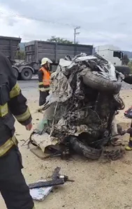 Uma pessoa morre e outras duas ficam feridas em grave acidente na BR-470