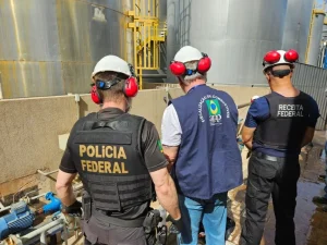 PF fiscaliza indústria em SC, em operação contra adulteração de bebidas com metanol