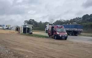 Carreta tomba na BR-470, em Lontras