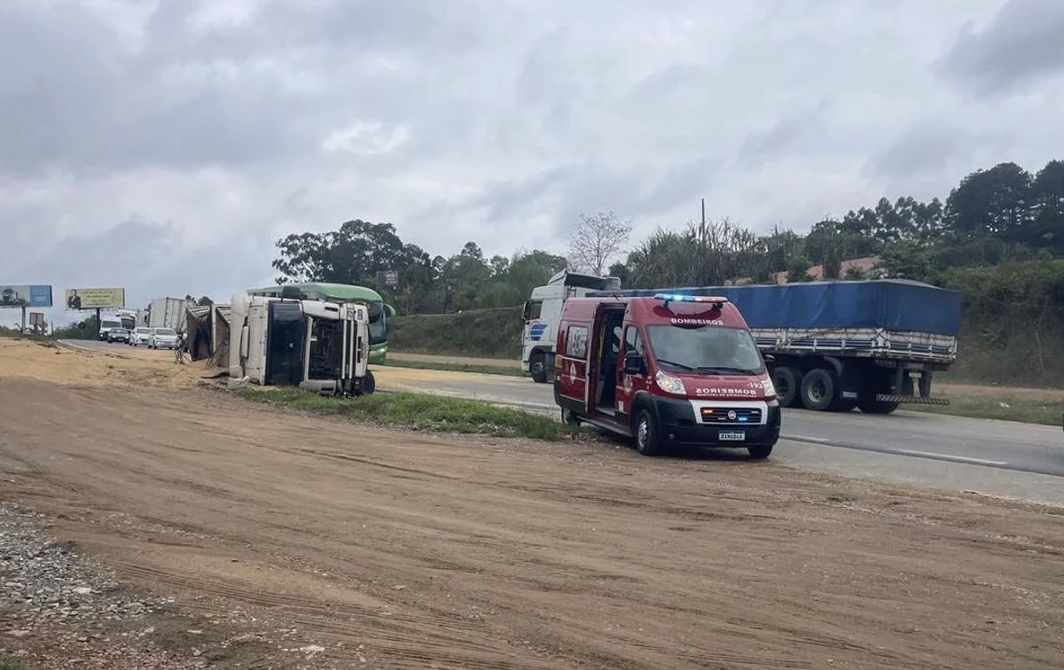 Motorista fica ferido após tombamento de carreta na BR-470, em Lontras