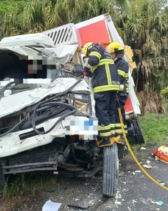 Condutor morre em colisão envolvendo dois caminhões em Dona Emma