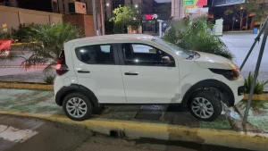 Jovem é preso por embriaguez ao volante após colidir carro em posto de combustíveis no Centro de Rio do Sul