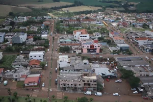 Governo do Paraná propõe lei com auxílio de R$ 50 mil por família para agilizar ajuda a cidades atingidas por tornado