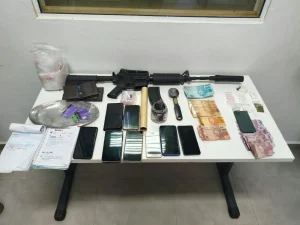 Operação em Agrolândia: PM prende envolvidos com drogas e apreende simulacro de fuzil