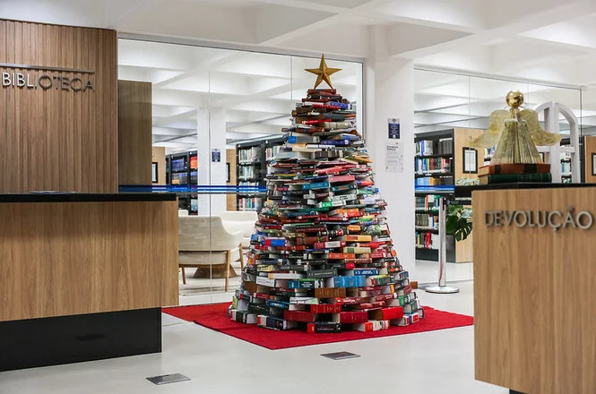 Árvore de Natal de livros decora a entrada da Biblioteca do Tribunal de Justiça de SC