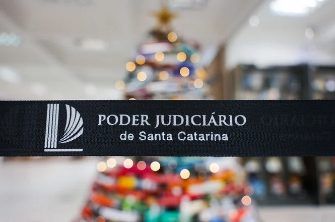 Árvore de Natal de livros decora a entrada da Biblioteca do Tribunal de Justiça de SC