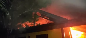 Bombeiros Voluntários de Vitor Meireles atendem incêndio em residência