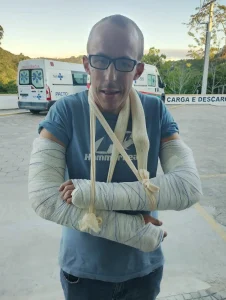 Paratleta Nelson Junior e o treinador ficam feridos em acidente na BR-470 a caminho do treino