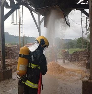 Bombeiros Voluntários de Vitor Meireles atendem incêndio em madeireira