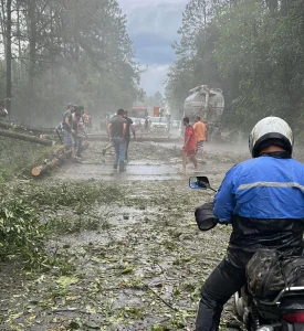 Vídeos: temporal causa transtornos na BR-470 no Alto Vale