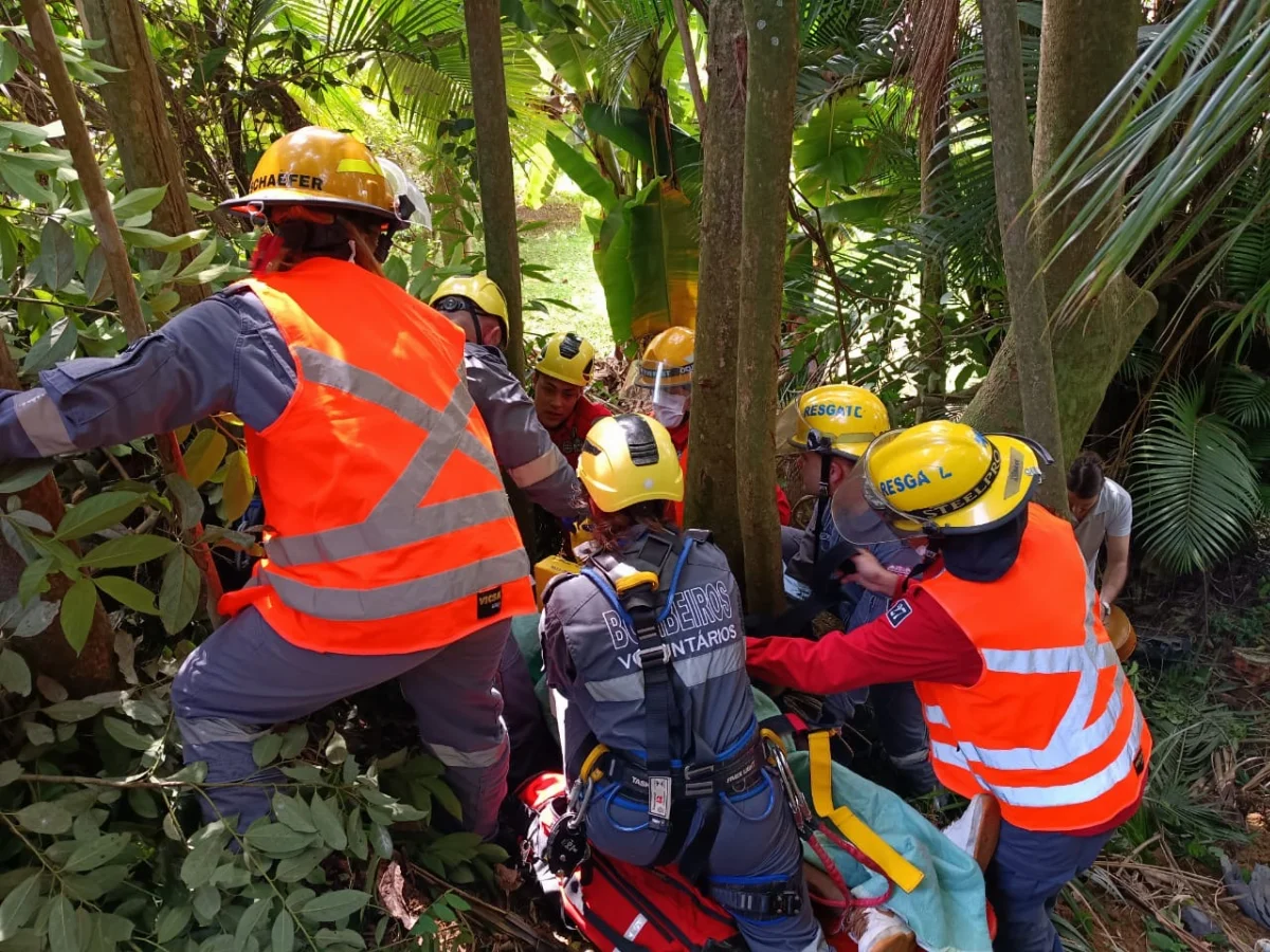 Veículo desce ladeira, atinge moto e arremessa pedestre em ribanceira de 20 metros