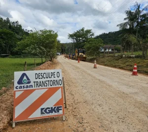CASAN avança em obra para levar água tratada a famílias de Apiúna