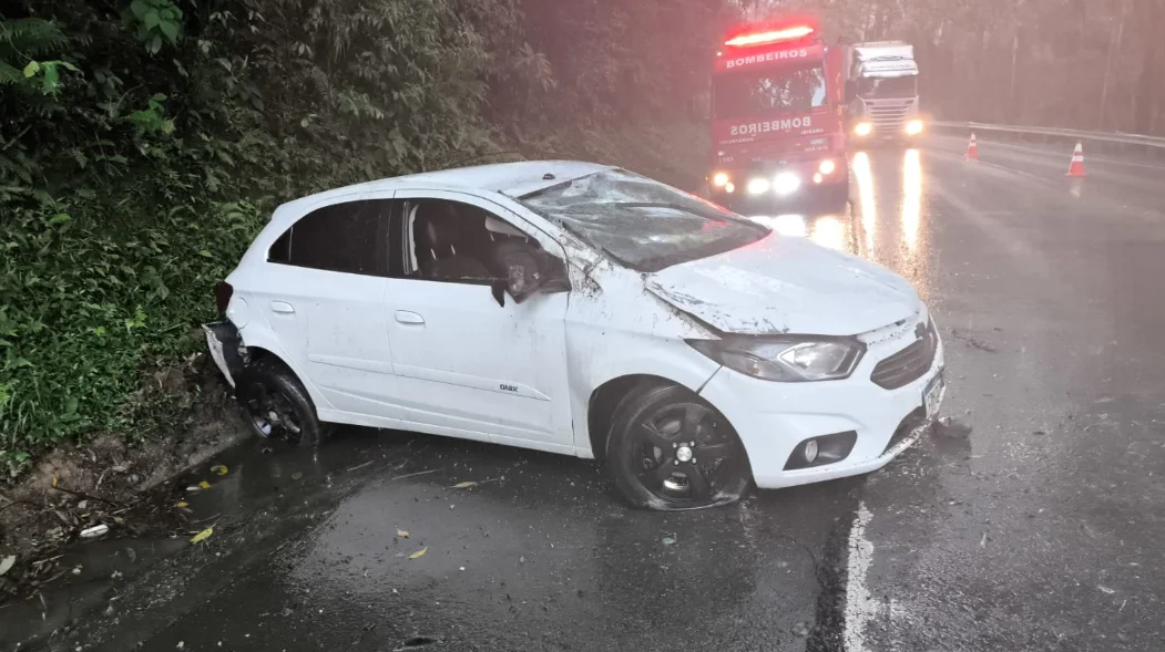 Saída de pista seguida de capotamento deixa motorista ferido na BR-470, em Ibirama
