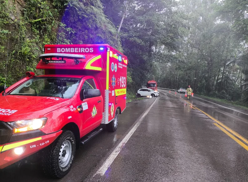 Saída de pista seguida de capotamento deixa motorista ferido na BR-470, em Ibirama