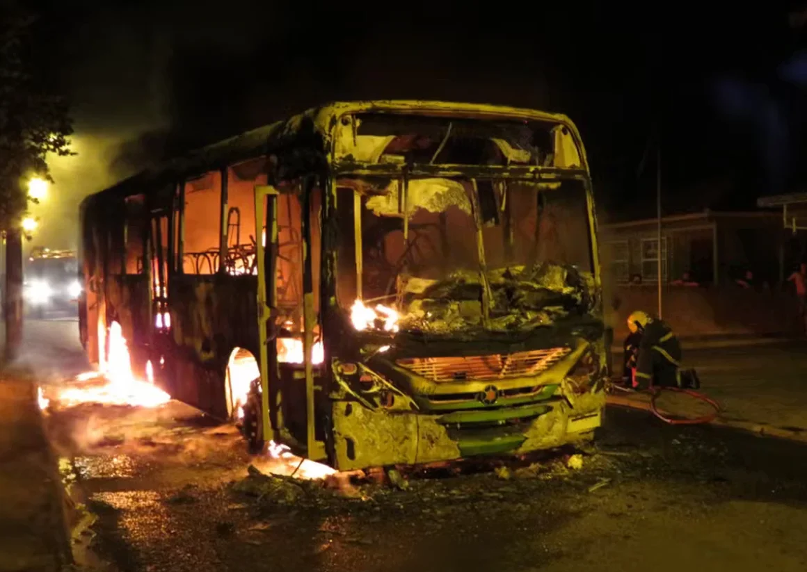 Ônibus incendiado no bairro Ingleses em 2013 — Foto: Alex Benicio/Divulgação