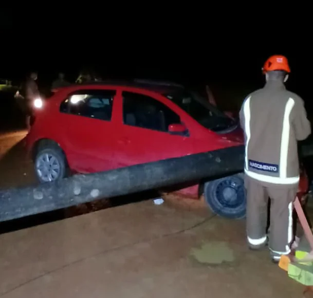Condutor fica ferido após colidir carro contra poste em Ascurra