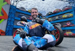 Piloto de moto morre após acidente durante show de manobras radicais em SC