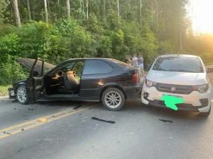 Acidente entre três veículos deixa dois homens feridos na SC-112, em Trombudo Central